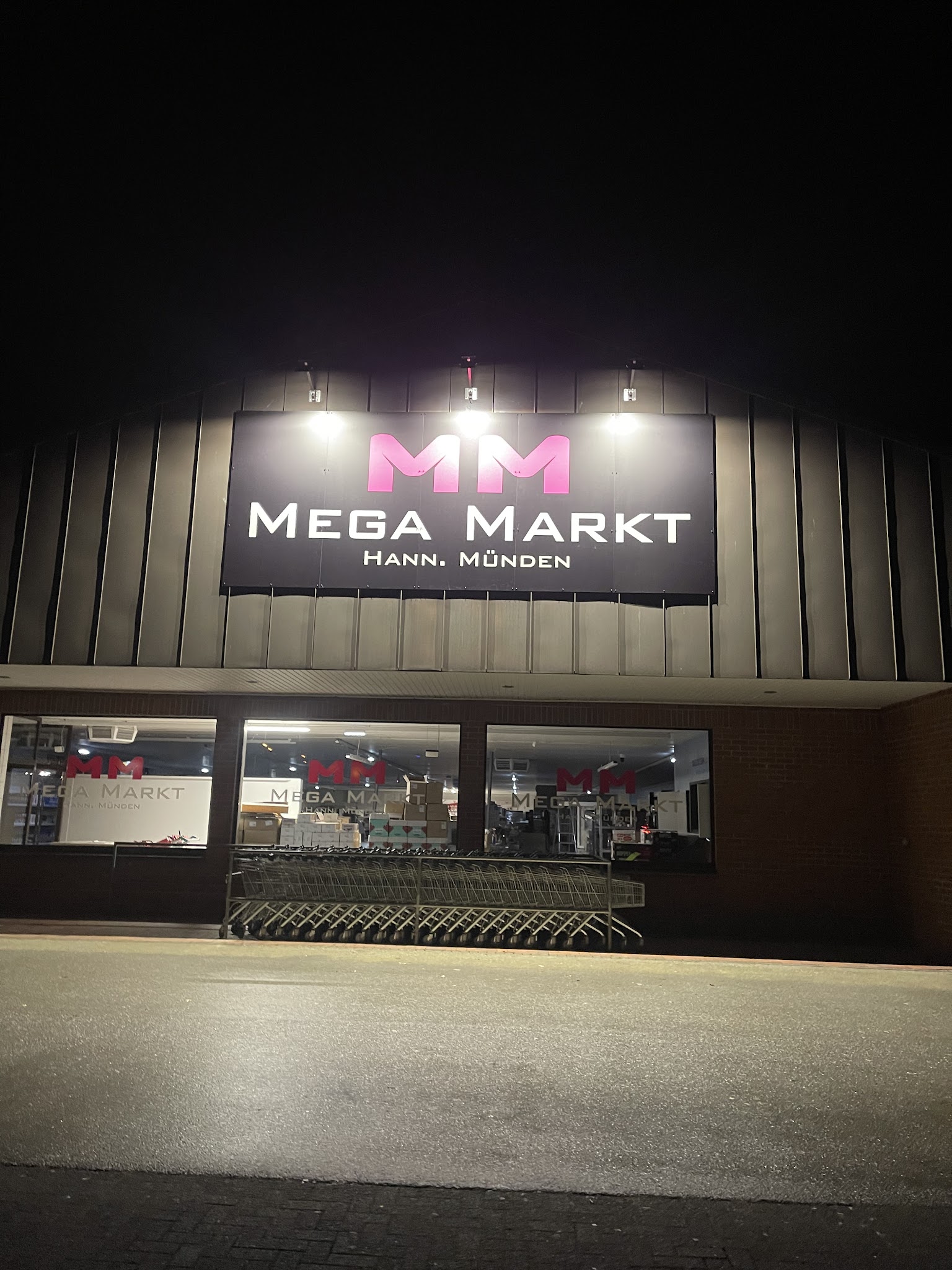 Waschmittel und Reinigungsmittel-Regal – Persil, Viss