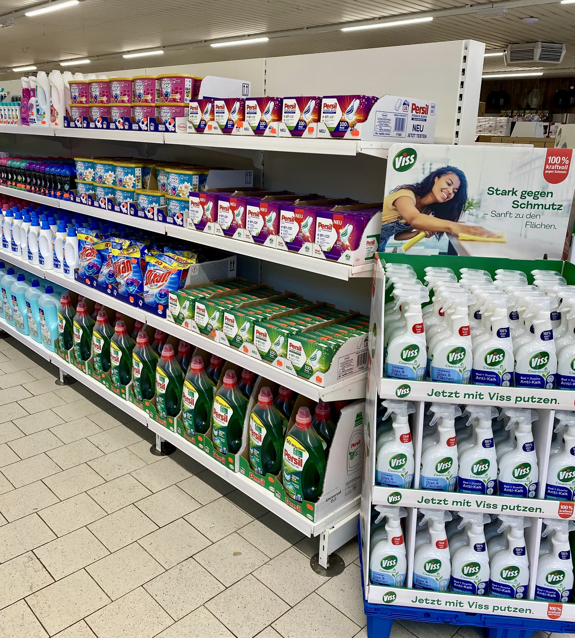 Farben, Eimer und Werkzeugboxen