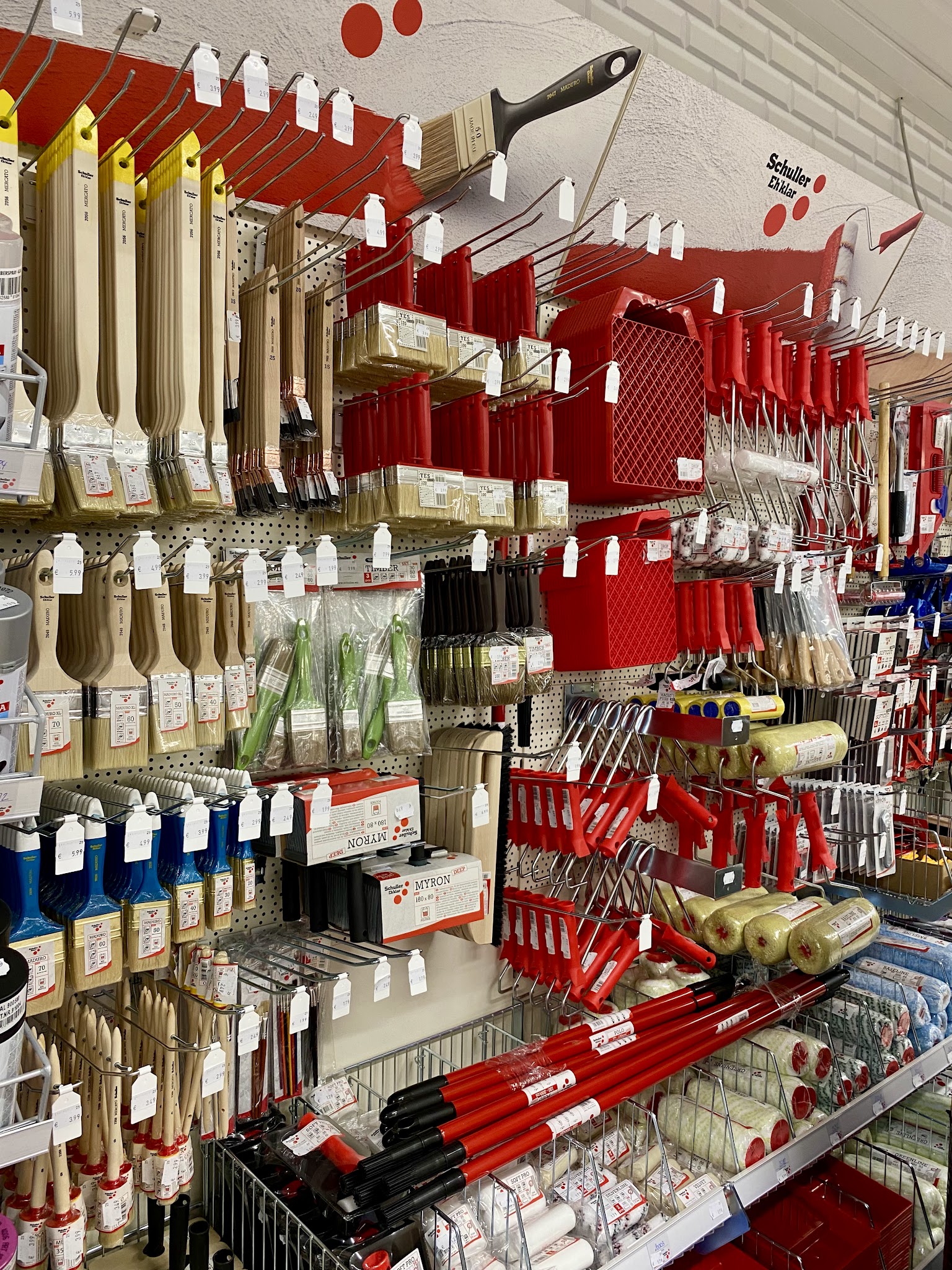 Pfannen und Kochgeschirr-Regal im MEGA MARKT